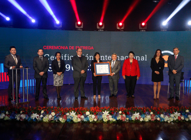 Logros y certificaciones nacionales e internacionales de la UCV Jóvenes universitarios caminando