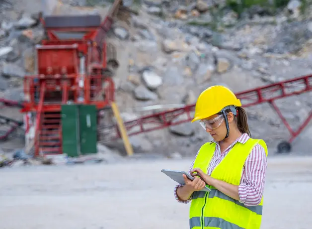 Ingeniería de Minas Ingeniera de minas inspeccionando