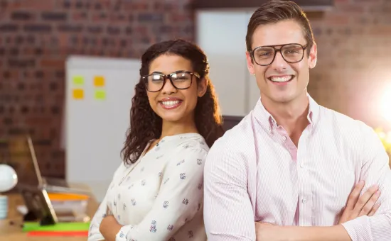 Jóvenes emprendedores colaborando en una oficina moderna