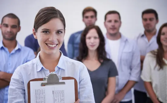 ¿Qué carrera estudiar si quiero trabajar en una entidad pública en Perú? Grupo de profesionales trabajando en una entidad pública