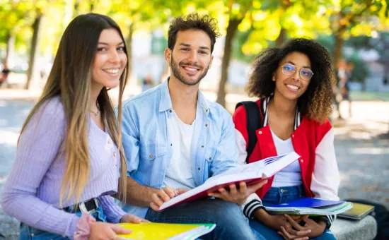 Estudiantes en el campus