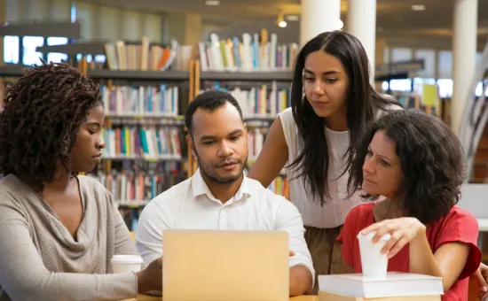 Estudiantes reunidos en una biblioteca