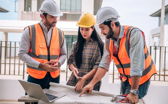 ¿Ingeniería Civil o Arquitectura? Ingenieros revisando planos