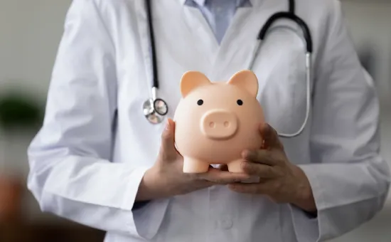 Cuánto puede subir tu salario después de una especialización o una maestría en el sector salud Alcancía de ahorro