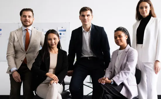 Estudiantes universitarios profesionales en una reunión de trabajo