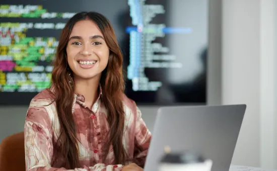 Joven estudiante trabajando en programación y desarrollo de software