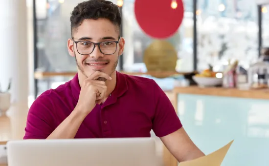 Profesional analizando opciones de segunda especialidad para potenciar su carrera