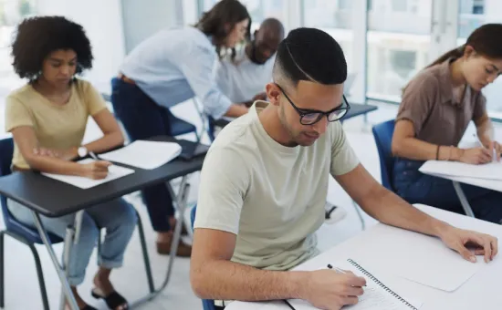 La UCV como impulsora de oportunidades y movilidad social en el Perú Estudiantes de la UCV en un campus universitario