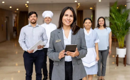 ¿Para quién es realmente la carrera de Administración en Turismo y Hotelería? Estudiante de turismo y hotelería analizando destinos