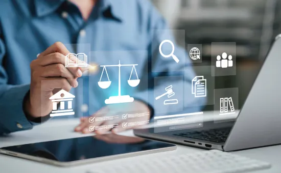 Estudiante revisando material de Derecho Laboral en un entorno virtual