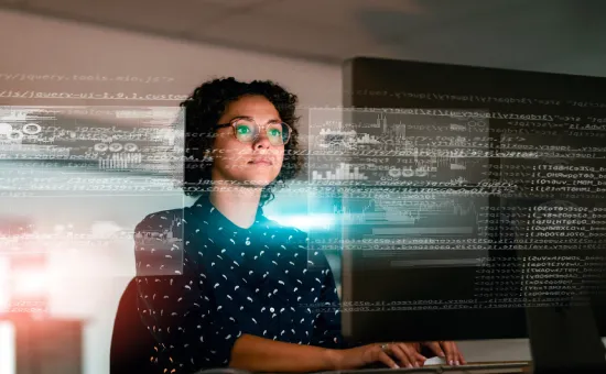 Profesional en Ciencia de Datos analizando información en Perú