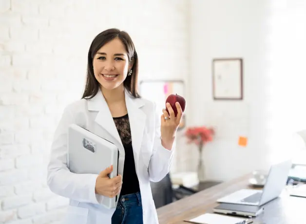 Profesional de nutrición diseñando planes alimenticios personalizados con enfoque en tecnología y las nuevas áreas de la carrera