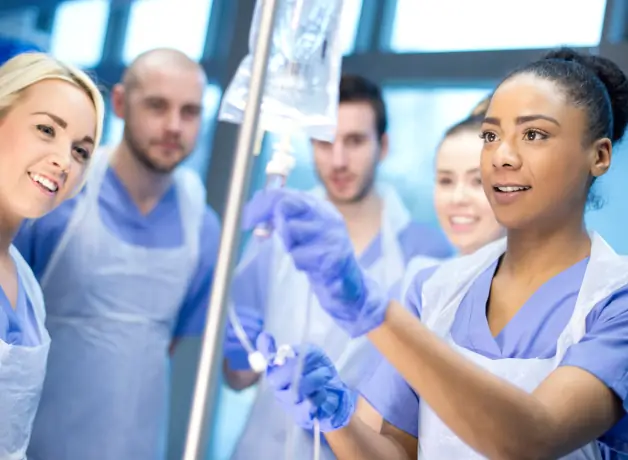 Especialidades de Enfermería que puedes estudiar después de la licenciatura para impulsar tu desarrollo profesional