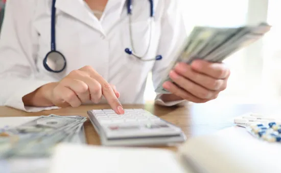 Personal de salud revisando documentos financieros y calculando remuneraciones