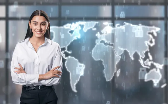 Joven profesional sonriente con los brazos cruzados frente a un mapa mundial digitalizado y abstracto, representando la proyección internacional.