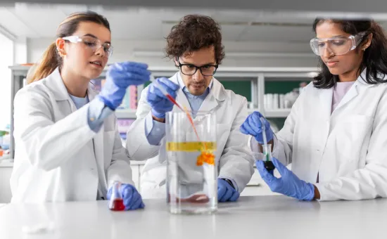 La importancia de aprender con laboratorios y experiencias prácticas reales Estudiantes universitarios trabajando en un laboratorio de ciencias