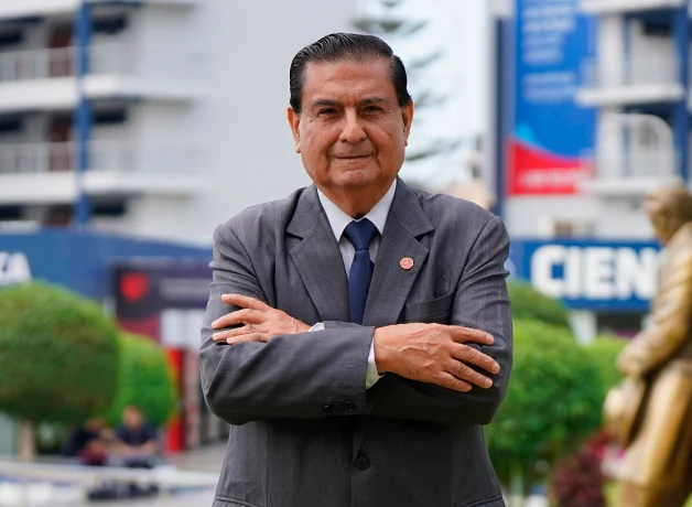 Dr. Alfredo Méndez Gastañadui