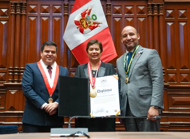 rectora-recibe-reconocimiento-del-congreso rectora-recibe-reconocimiento-del-congreso