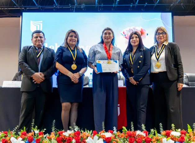 los-olivos-ucv-reconoce-a-41-estudiantes